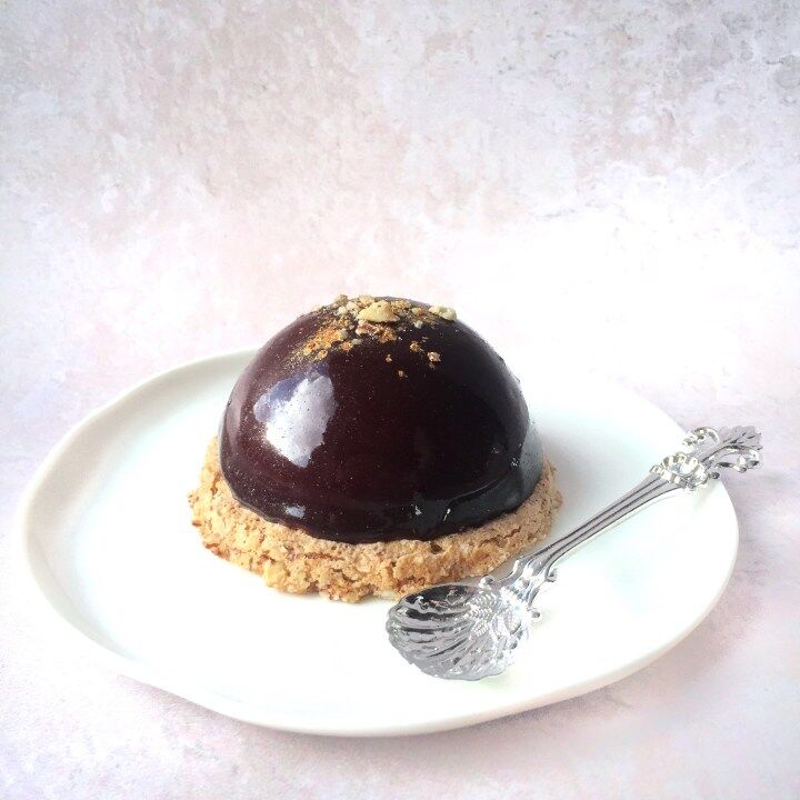 Små moussekager med glaze, chokolade og nødder