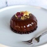 Små moussekager med chokolade, hindbær og hasselnødder