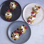 Portionsanrettet cheesecake med citron, vanilje og hindbær