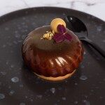 Små moussekager med mælkechokolade, passionsfrugt og sprød marcipanbund
