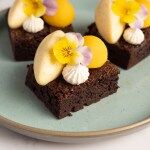 Brownie med mangomousse - lækker opskrift på brownie med mousse