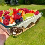 Flødebollekage - nem dessert med flødeboller og friske bær