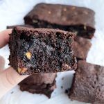 Svampet chokoladekage - fudgy og brownie-agtig opskrift på chokoladekage