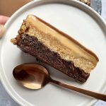 Twix kage - opskrift på kage med brownie, karamel og kiks